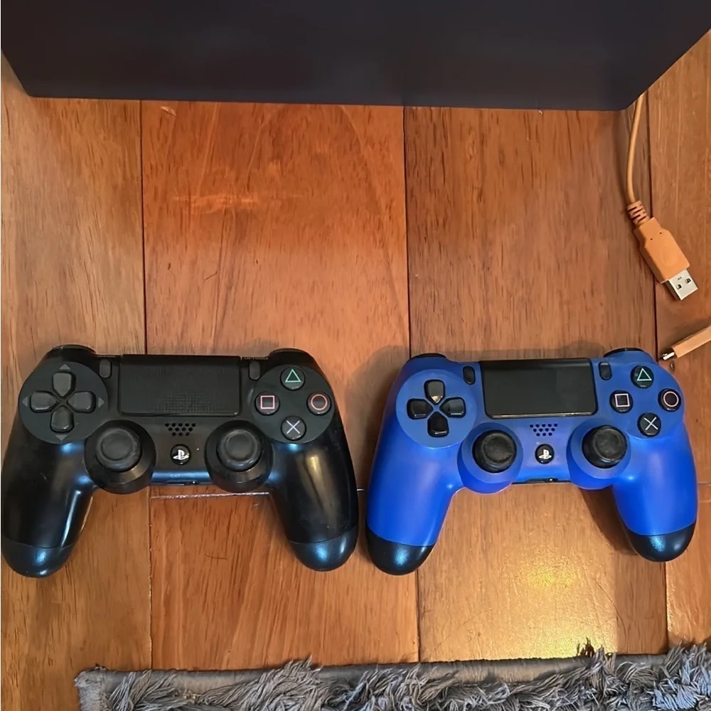 Sony PS4 PlayStation 4 with 2 Controllers